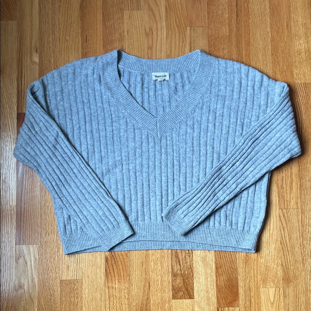 Like new Gray V-Neck Sweater
